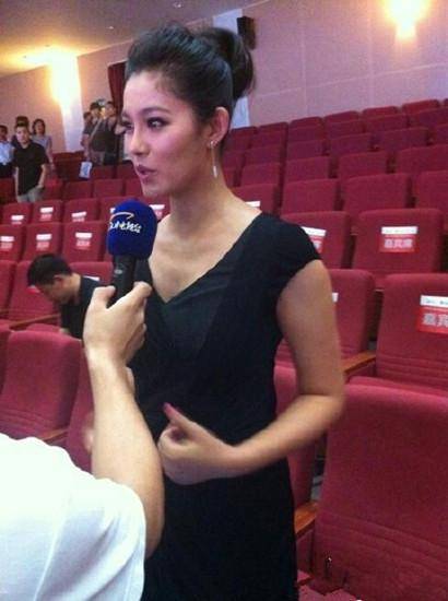 于娜早年曾是一位民族舞舞蹈演员,后因身材高挑,气质不俗被发掘进入