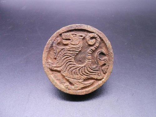 这是一枚鎏金的石印章,雕刻虎形图案,拥有此印的古代人是什么官职?