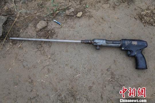 犯罪嫌疑人作案的自制枪支被打捞出水.吴奇勇摄