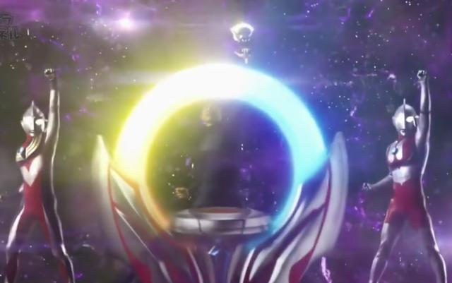 右手高举欧布圆环,借助2位奥特曼的力量进行变身.