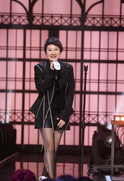 张凯丽哪像是58岁,穿短裤配黑丝袜录节目,奶奶辈都不敢这么穿