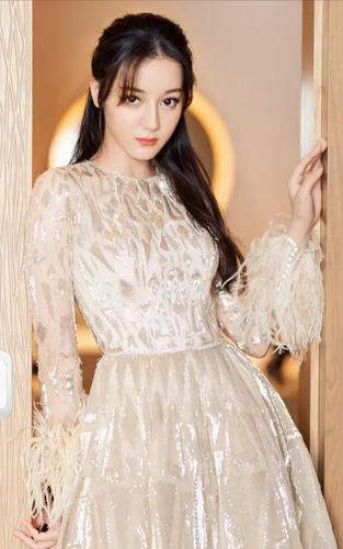 迪丽热巴个人写真,网友:异域风情,美艳动人!