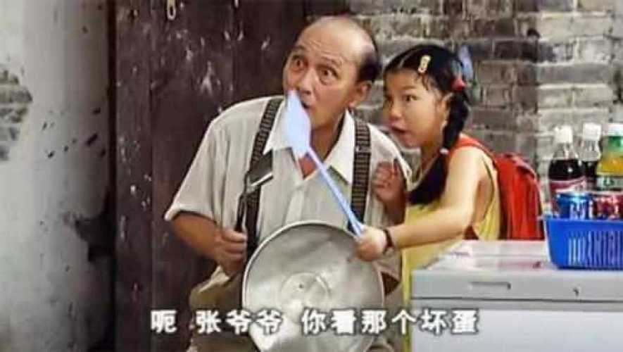 街坊邻居巧巧被人跟踪坏人还进了自己家却没想到是自己外婆