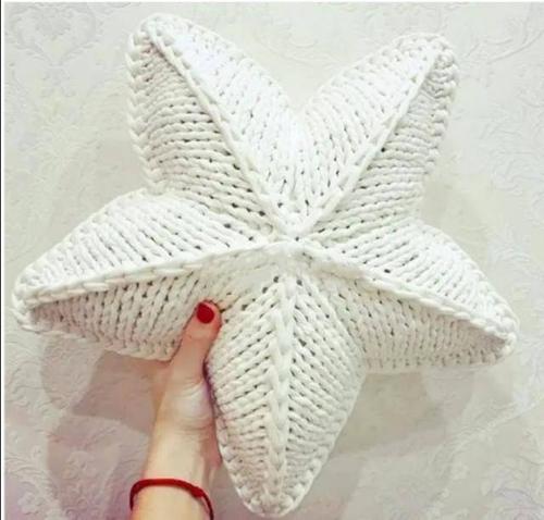 漂亮的五角星装饰,棒针编织而成,当抱枕很不错