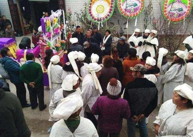 规模化的哭灵武惠霞认为哭丧也要跟着时代的脚步,不
