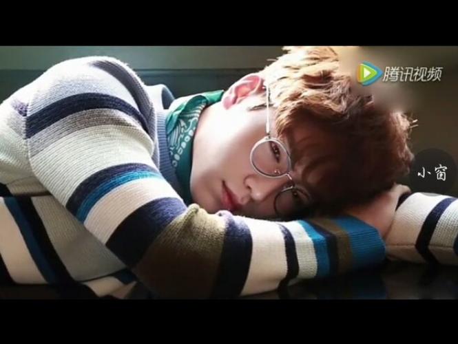 帅哥壁纸背景图!重点是!谁能告诉我!他是谁?