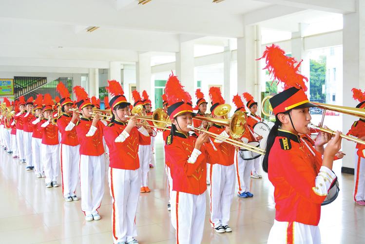 学校鼓号队的表演有模有样. 张丁 摄
