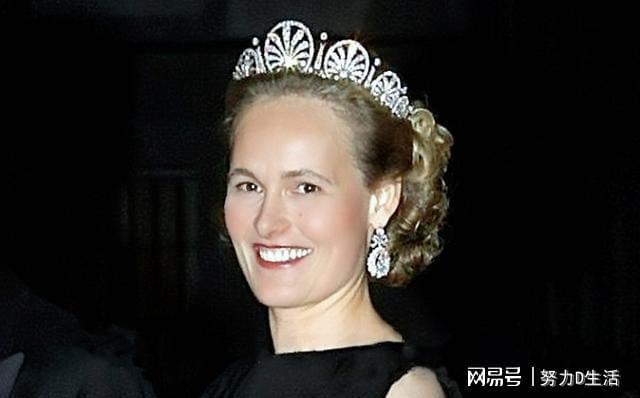 值得一提的是,平民女孩安吉拉是首位嫁入欧洲王室的黑人王妃.