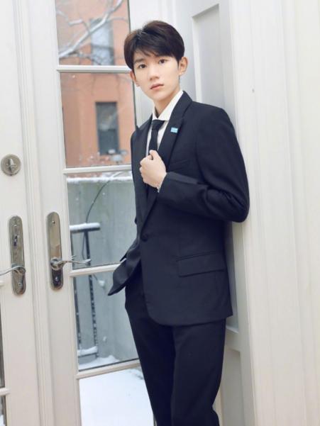 王源身穿西装再次亮相联合国总部 身材黄金比例让粉丝犯花痴