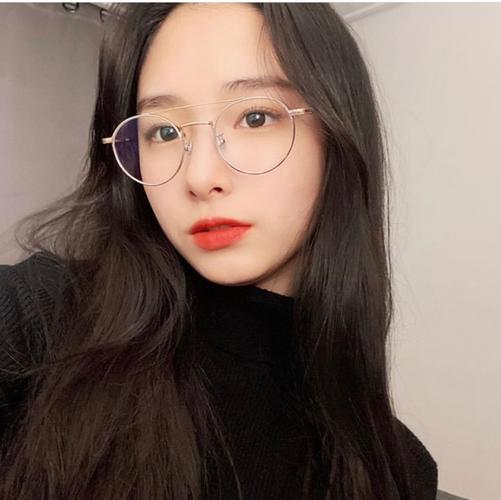戴眼镜的女孩子