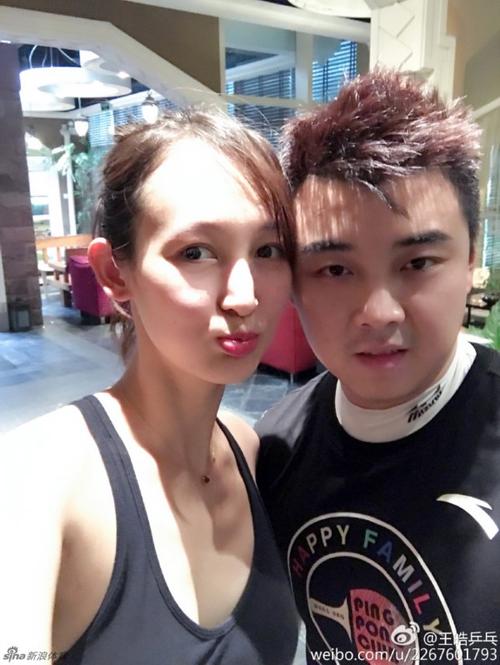 1月8日,王皓爱妻闫博雅挺着二胎大肚练瑜伽,掩盖不住好身材.