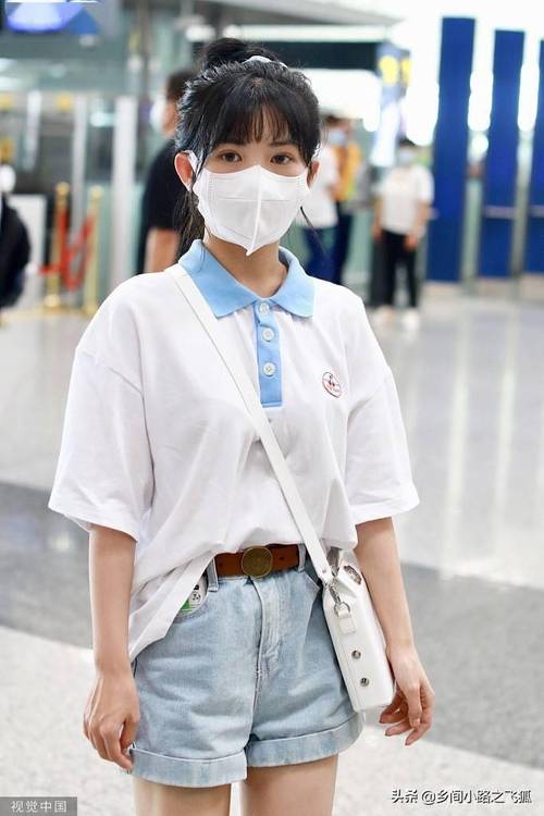 赖美云学生校服造型乖巧减龄 丸子头元气满满