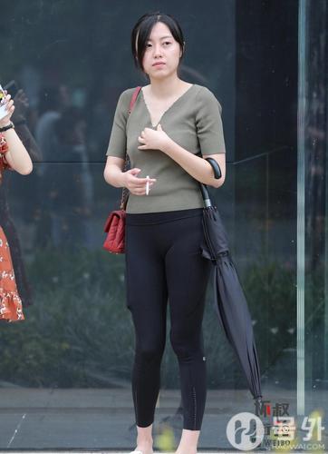 紧绷绷的时髦看辣妈紧身裤如何穿出大气度