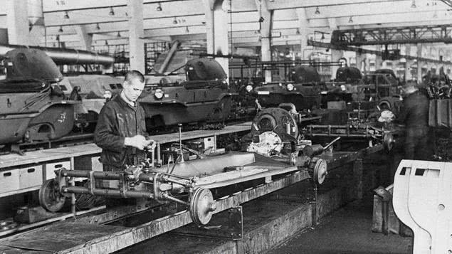 二战期间,苏联战俘劳工正在生产大众166水陆两栖军用汽车,这也是