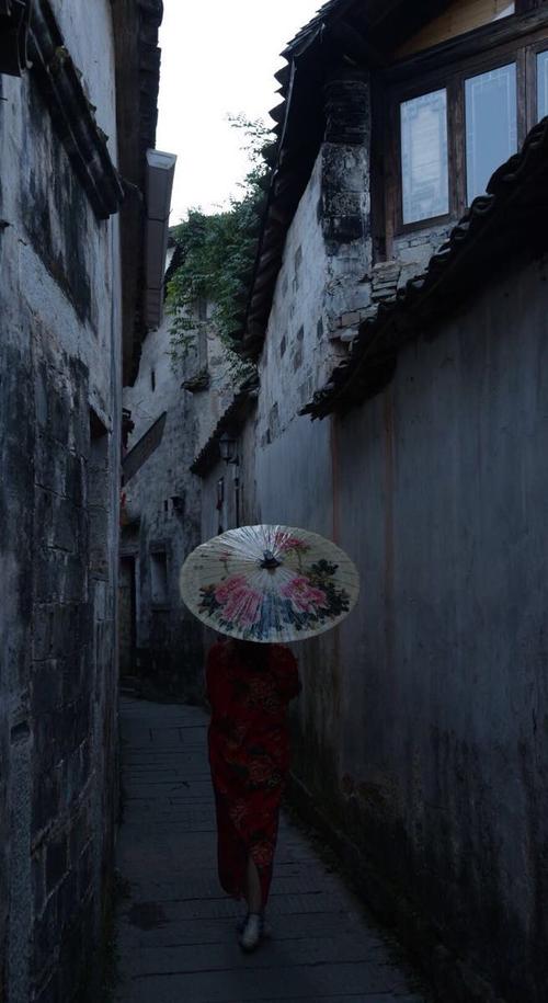           天色渐晚,撑一把油纸伞