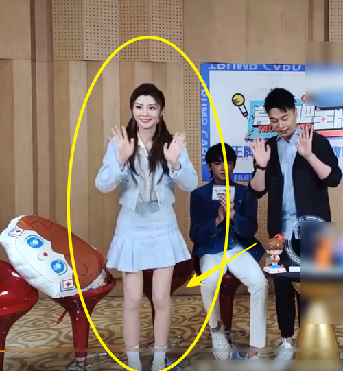 《王牌6》女郎费费终于火了,和关晓彤一起直播,这大长腿我却看愣了