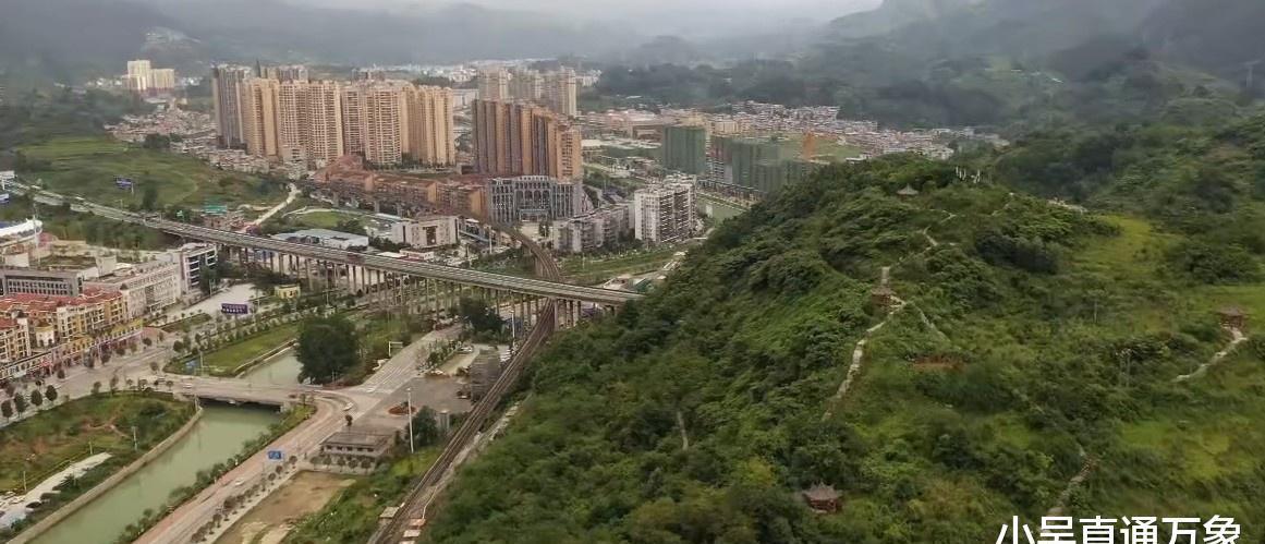 贵州贵定县的繁华街头一个飞速发展的小县城