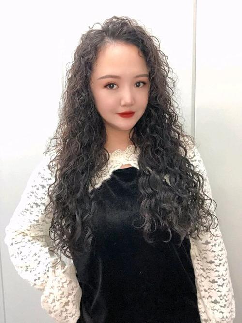 小卷卷卷烫发一般是螺丝卷的排列,上下卷度比较均匀,因此无论是长发