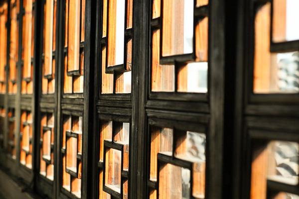 阳光穿过窗棂,穿过记忆.