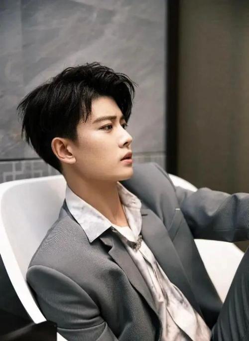 当红男星任嘉伦写真:英俊帅气,颜值在线!