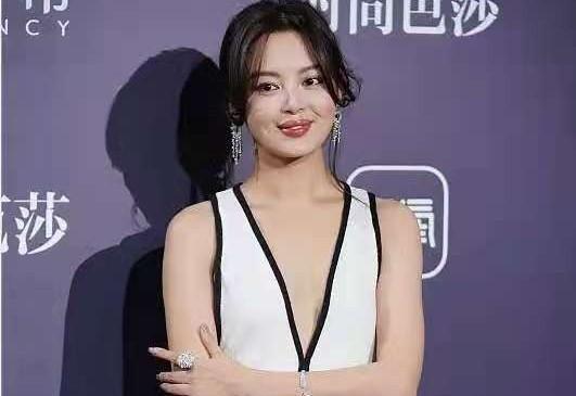 辛芷蕾胖脸不胖身穿深v领连衣裤领口开到胃好身材藏不住