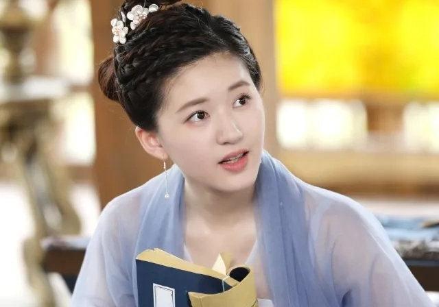 同样是穿越剧女主赵露思成一线梁洁接戏不断而她获金鹰女神