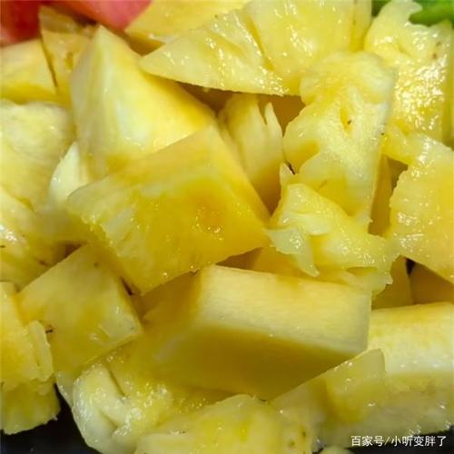 3.将菠萝从盐水中捞出,装盘,青红椒滚刀切块备用.