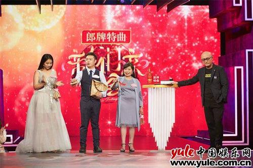 《新相亲大会》"抢女婿"决战上演 男生执意把女嘉宾灯
