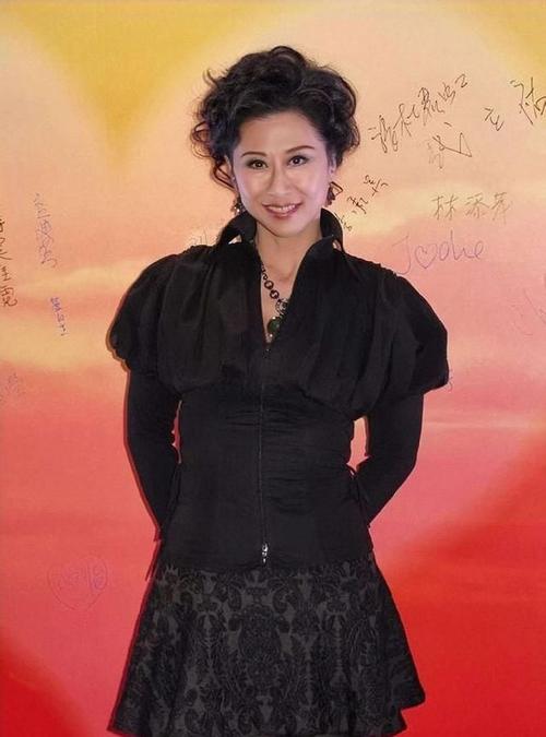 叶倩文身材真有料,穿紧身吊带裙勒出凹凸感,这身材60后里少有