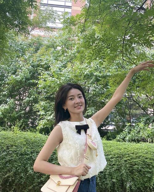 可以说也是给不少观众带来了欢乐,而个人生活方面,梁洁曾经和蒲巴甲的