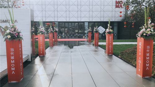 布置精美鲜花路引,一路花香相迎.