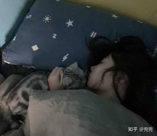 每天都睡在我俩身边.