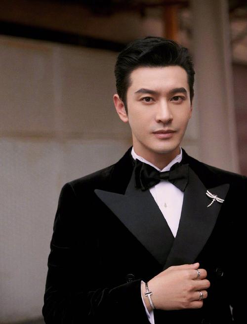 黄晓明黑色丝绒西装帅气写真图片