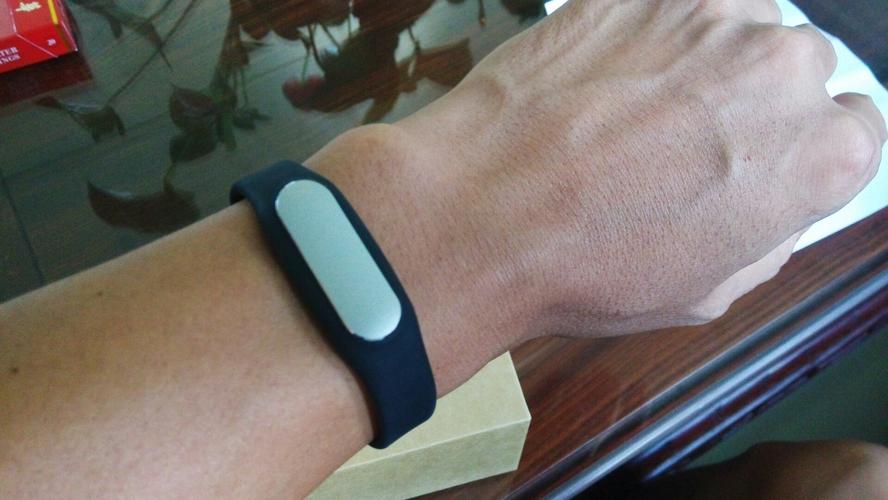 ↓↓↓↓这是手环佩戴在漫漫手上的样子,感觉是不是很帅很大气哦!