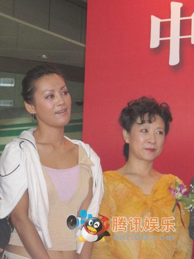 中国电影百年邮票首发 宁静个性出席秀腰部纹身