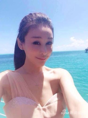 周扬大溪地见证好友婚礼 首当伴娘很兴奋