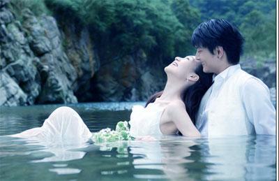 我和你一起享受湖水的柔情_浪漫情侣图片_qq表情党