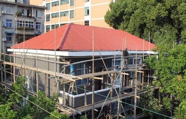 屋顶装修该用彩钢瓦还是树脂瓦?两者有什么不同?