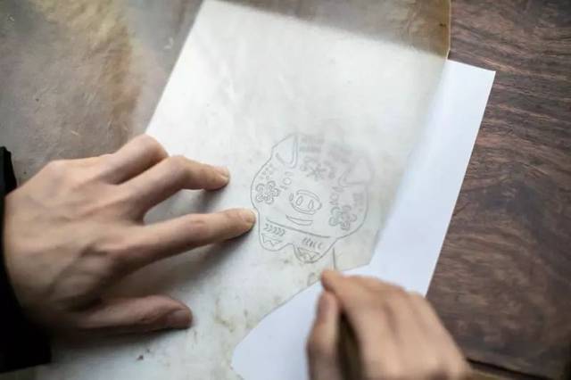 那么,这件皮影作品为什么被命名为《猪事顺利》呢?
