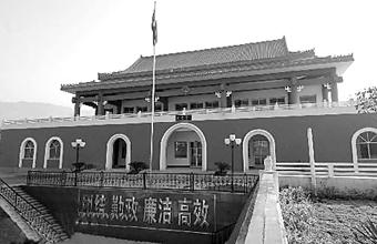 重庆忠县黄金镇的办公楼是一座形如"天安门"的大会堂.(新华社资料)