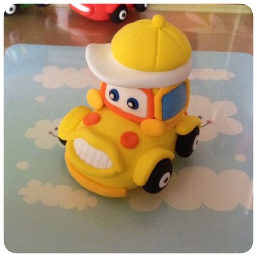 轻轻松松玩粘土:萌萌的小汽车