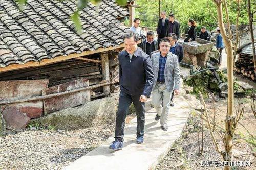 忠县县委副书记,县长江夏前往善广乡调研脱贫攻坚工作