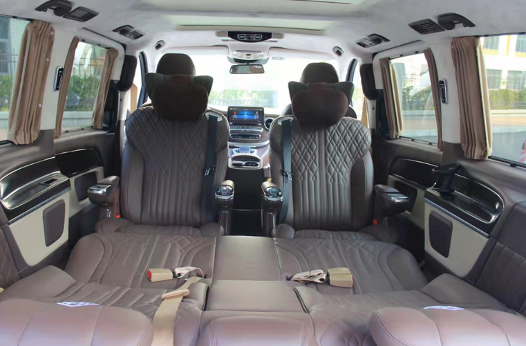 实拍奔驰v级,改装迈巴赫造型,内饰奢华,配旋转座椅,车载大床