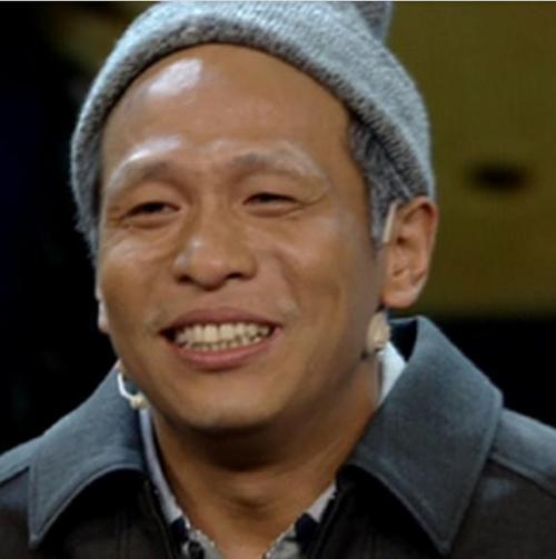 有些人可出现肝病面容,表现为面色黯黑,黄褐无华,粗糙,唇色暗紫等;还