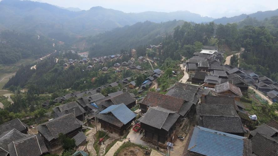 贵州从江县大歹苗寨一个骑在山脊上的非遗走廊