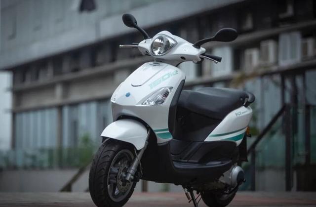 小小踏板车,售价1万多!配置不出色的比亚乔fly150,贵在哪里?