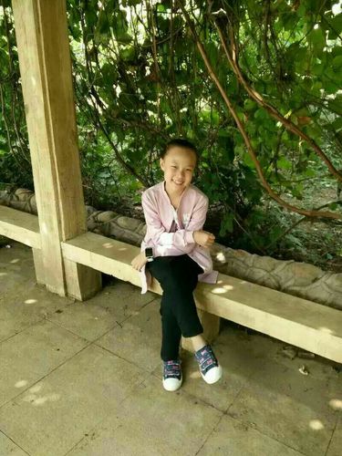 彤彤今年十岁半了,是个四年级的小学生,在家里她是爸爸妈妈的乖乖女