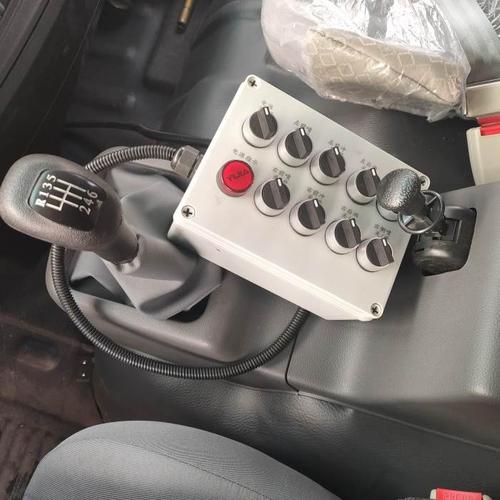 洒水车,3950轴距,康明斯6缸180马力发动机,与之匹配的是东风6档变速箱