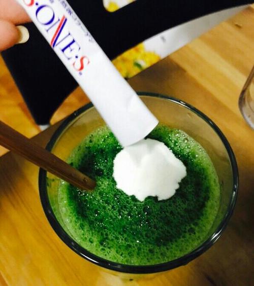 取一小袋桑叶汁粉儿与菠菜汁充分搅匀.