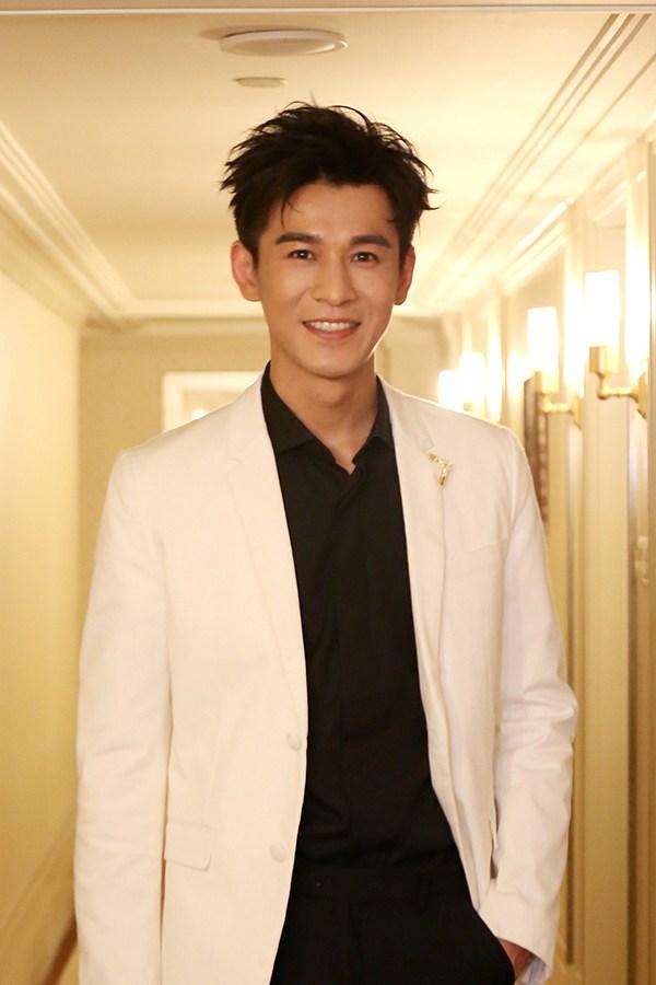 乔振宇出席派对 黑白配帅气亮相笑容迷人